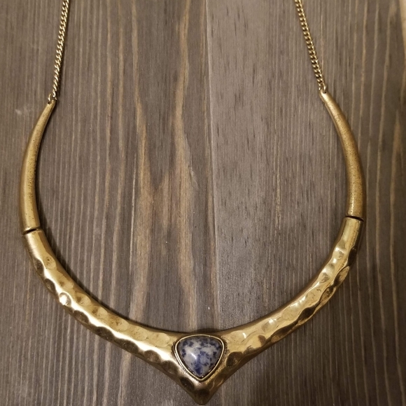 Jewelry - Vintage hammered metal bluespotted jasper necklace